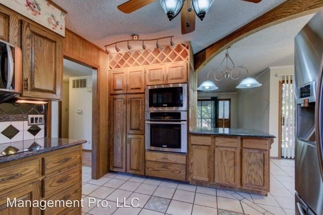 Building Photo - 2311 Lakeshore Dr