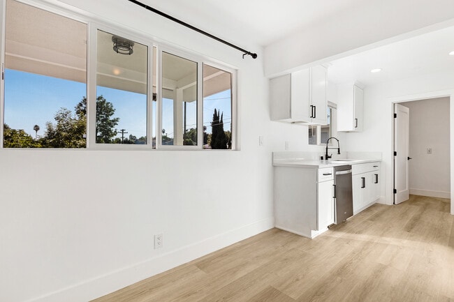 Building Photo - 205 Plymouth Dr