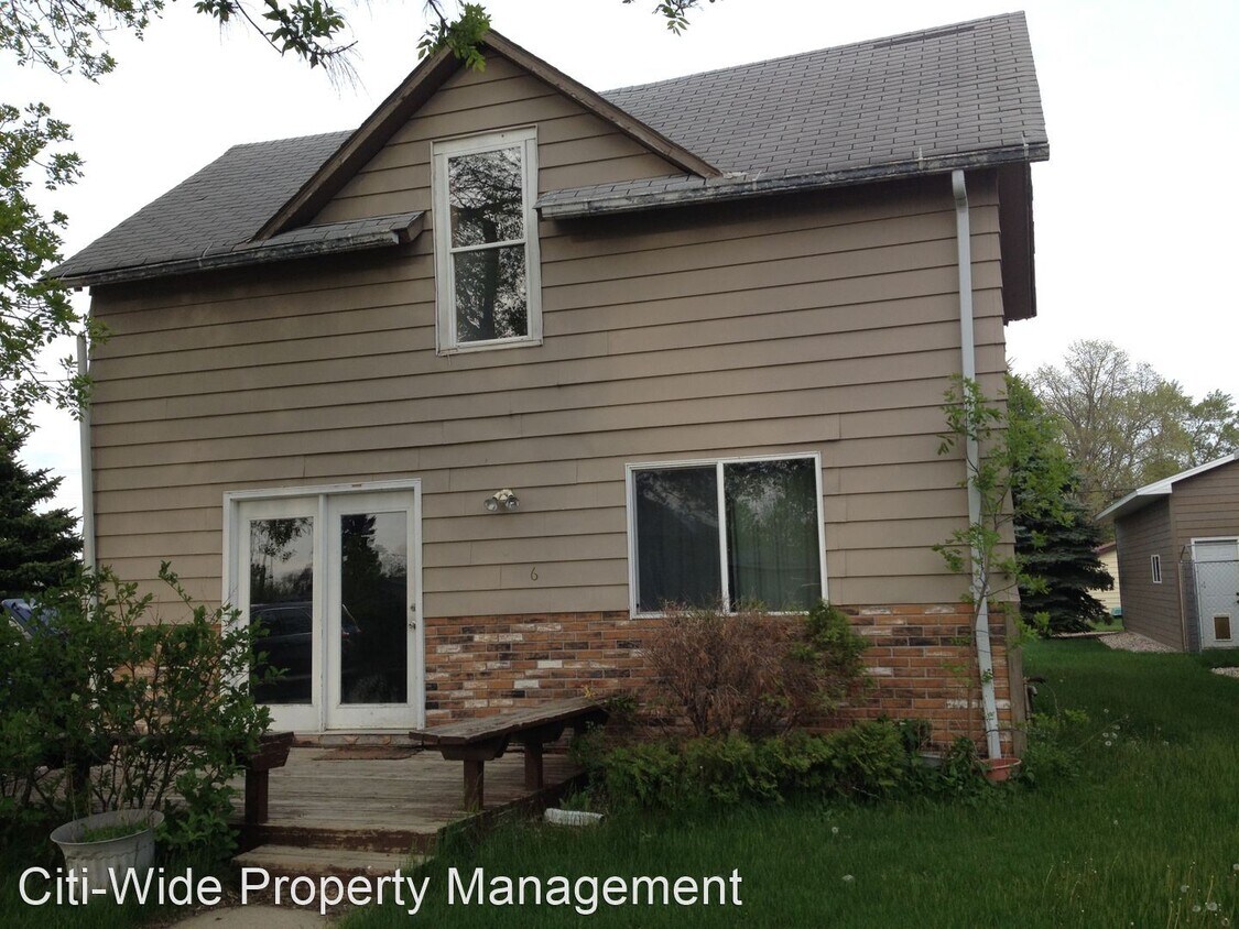 4 br, 2 bath House 106 14th St NW House Rental in Watertown, SD