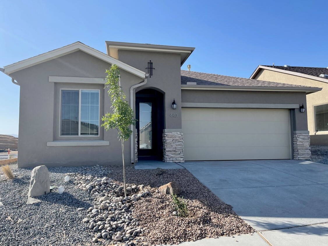 Foto principal - Gorgeous 4bd newer construction in Los Lunas!
