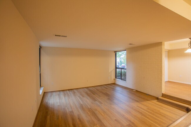 Building Photo - Lovely 1 BR/1 BA Condo in Silver Spring!