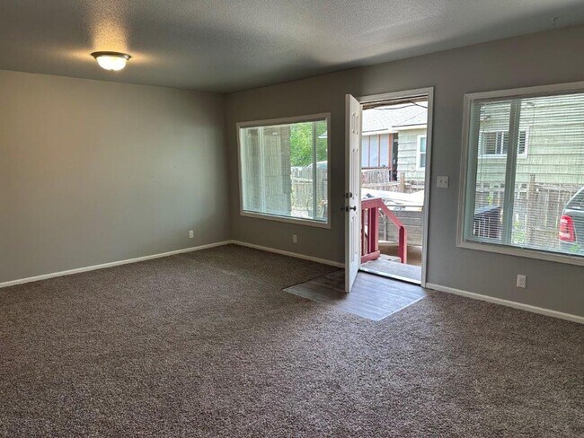 Foto del edificio - UPDATED single family home, with large yard!