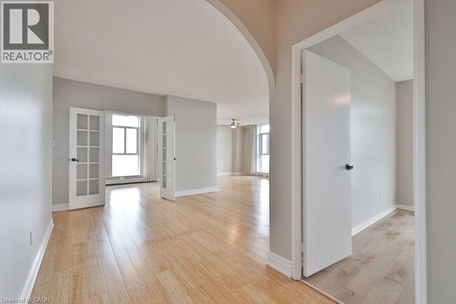 Photo du bâtiment - 5250 Lakeshore Rd.