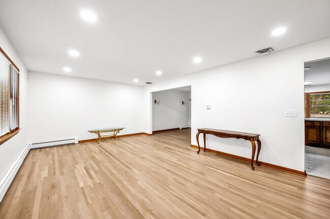 Foto del edificio - 10 Lyncrest Dr