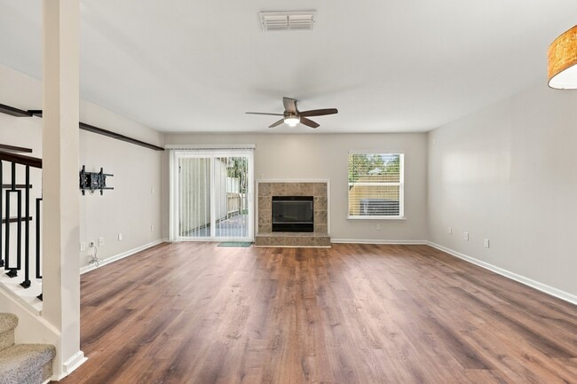 Amplia sala de estar con chimenea y acceso directo al patio trasero privado. - 3622 Caroline Vale Blvd