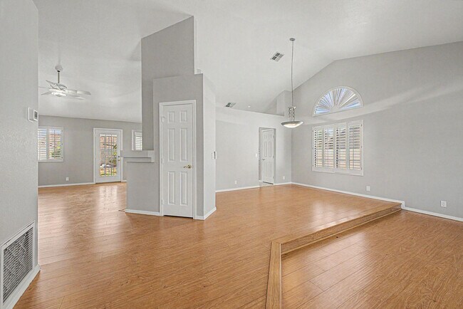 Foto del edificio - 5719 E St John Rd