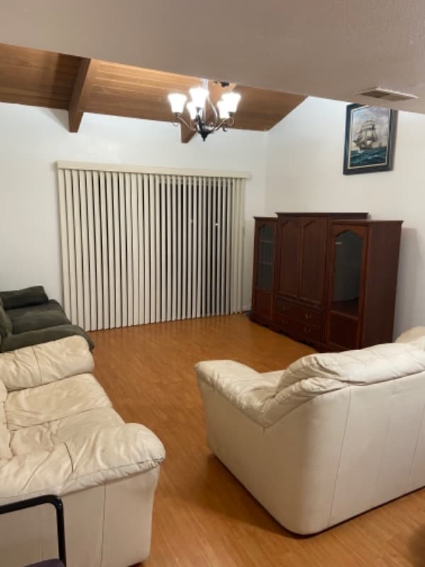 Foto del edificio - 10331 Lindley Ave