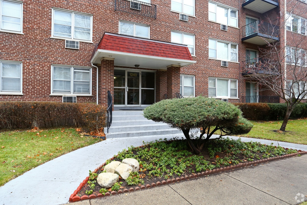 Building Photo - 1240 W Jarvis Ave