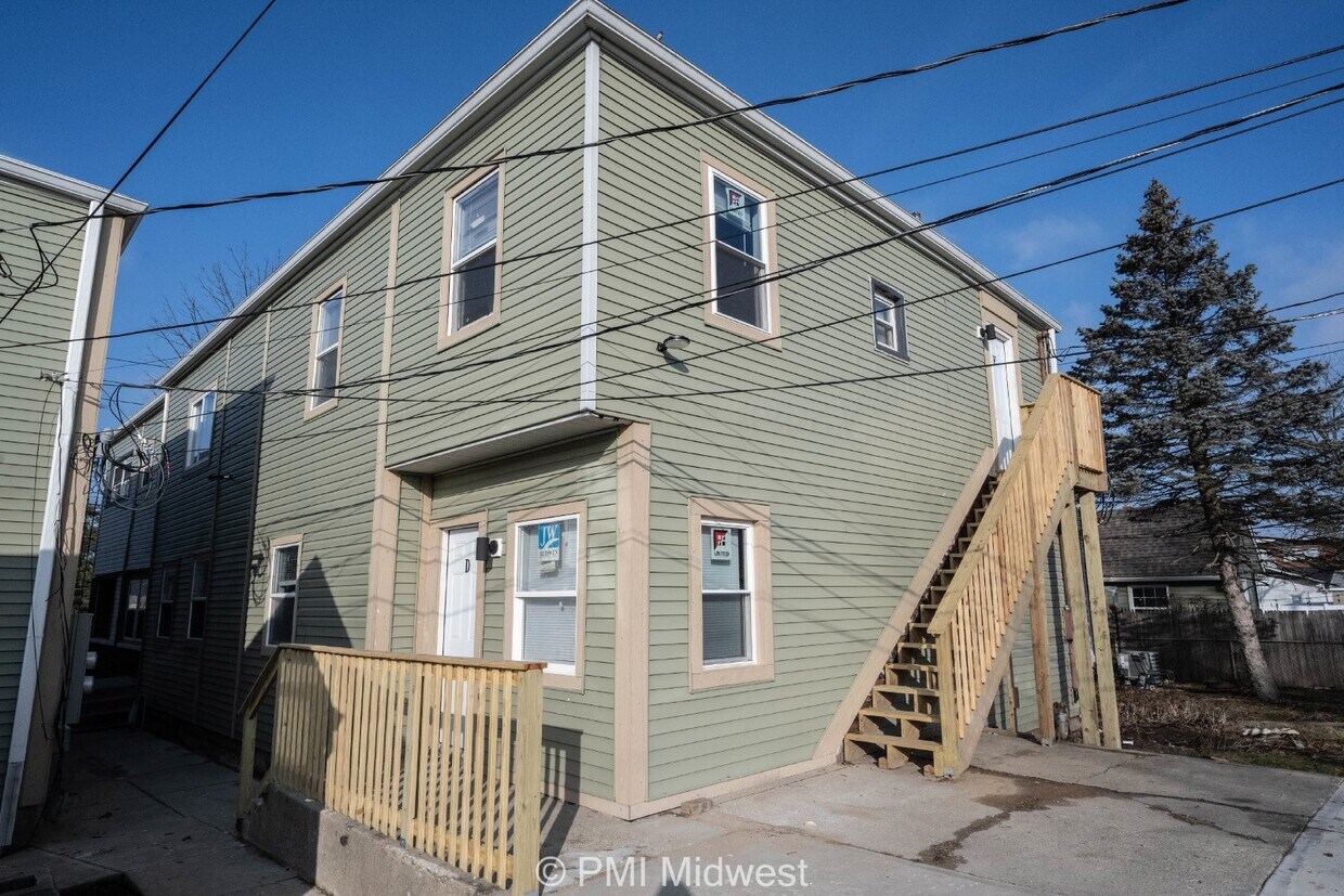 Primary Photo - "Charming 2 Bedroom Apartment in Prime Loc...