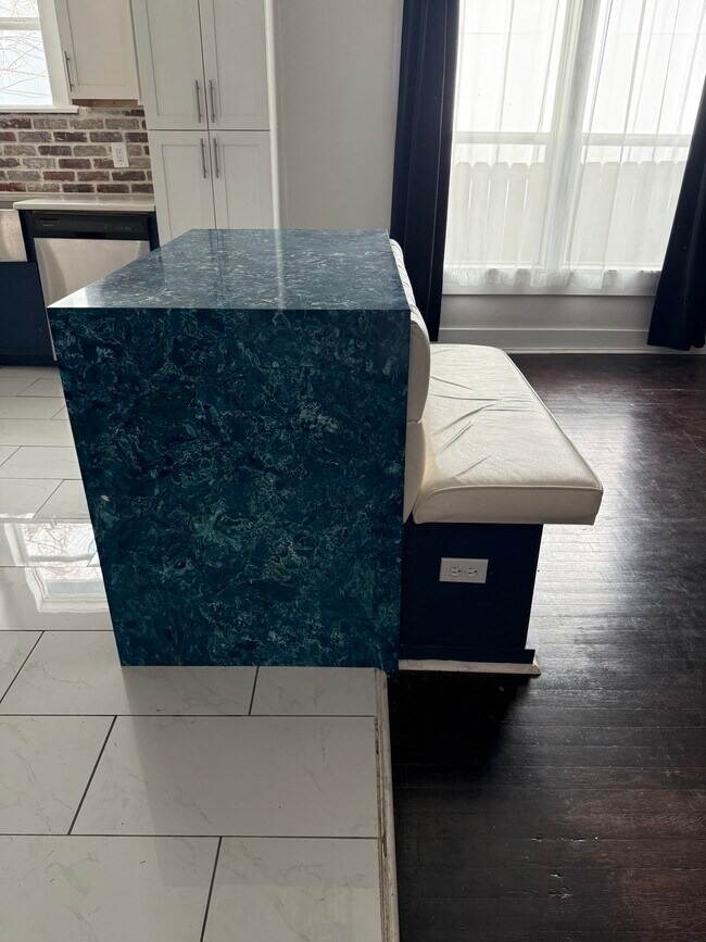 Building Photo - 814 Iowa St