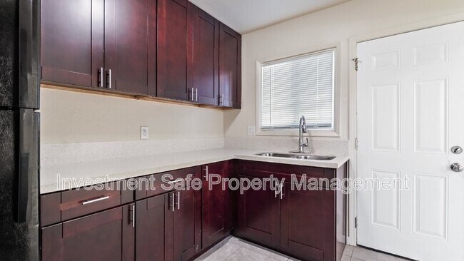 Building Photo - 834 11th St.