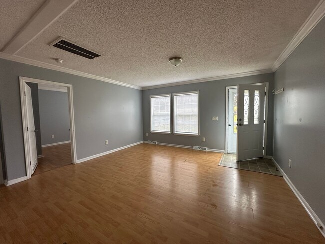 Building Photo - Spacious 3 bedroom, 2 full bath apartment!