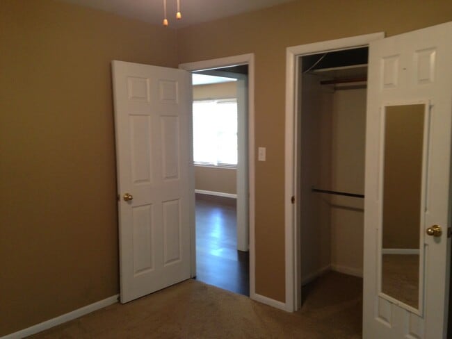 Building Photo - Spacious 2 bedroom/1 bath duplex in El Dor...