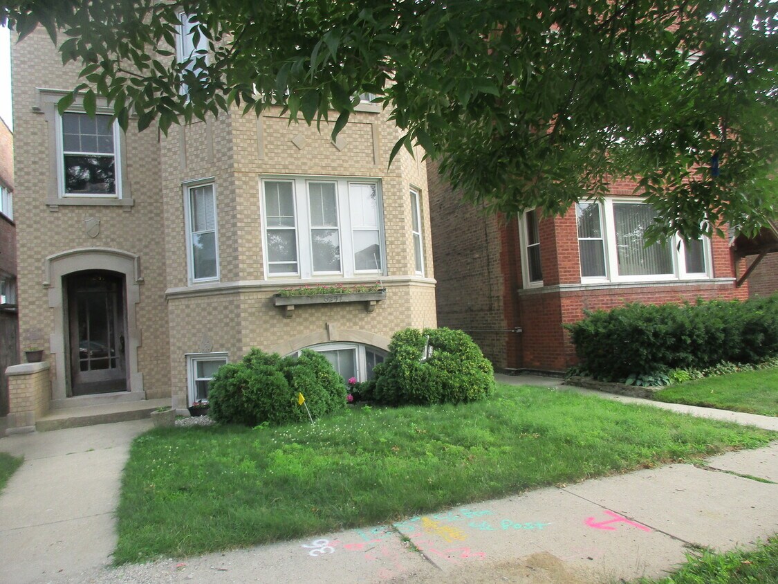6241 W Holbrook St Unit GARDEN, Chicago, IL 60646 Room for Rent in
