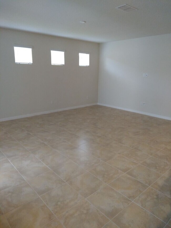 Building Photo - 3 bedroom, 2 bathroom in Davenport, Gated ...