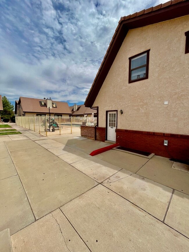Building Photo - 1152 1400 W St
