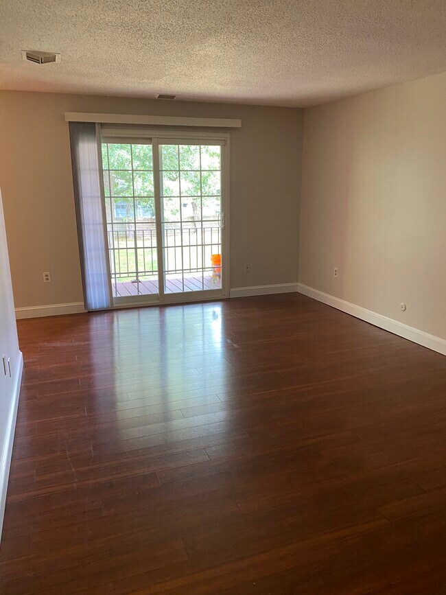 Living room with deck - 8 Louisburg Sq
