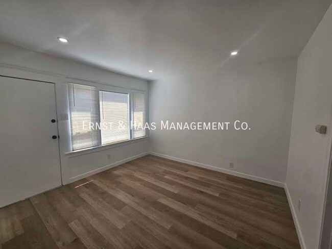 Building Photo - Very Charming 1 Bedroom Apartment in Class...