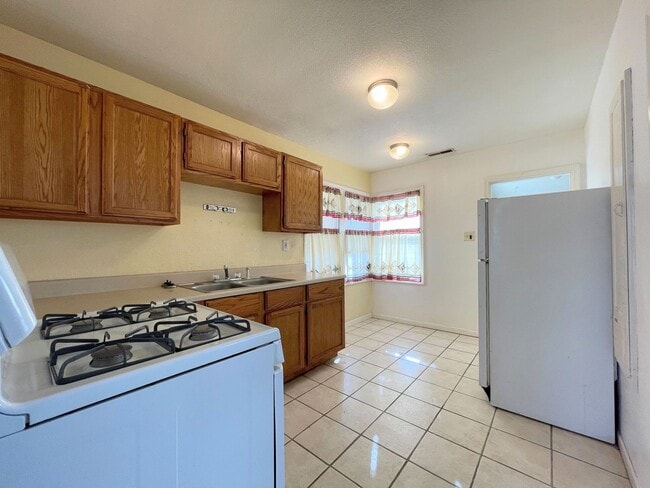 Building Photo - Cozy 1 bedroom with detached garage