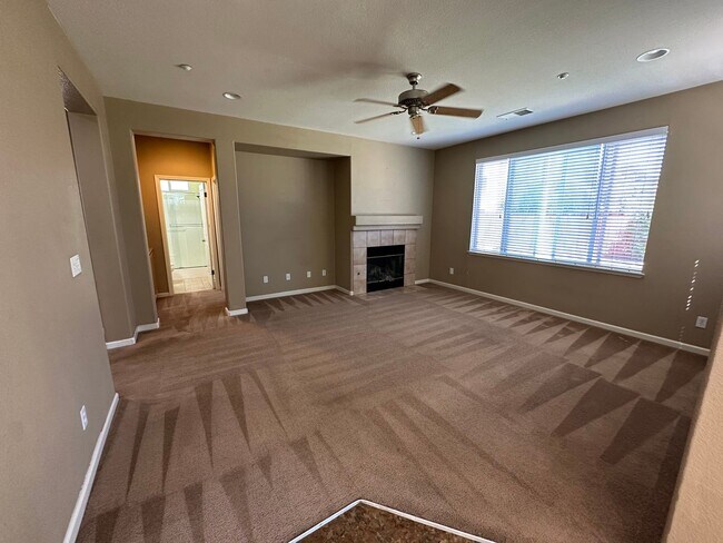 Foto del edificio - Beautiful 4 Bedroom 3 Bath Shadow Lakes Home