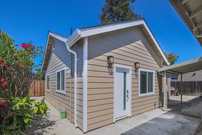 Unidad de vivienda accesoria (ADU) independiente - 19139 Vaughn Ave