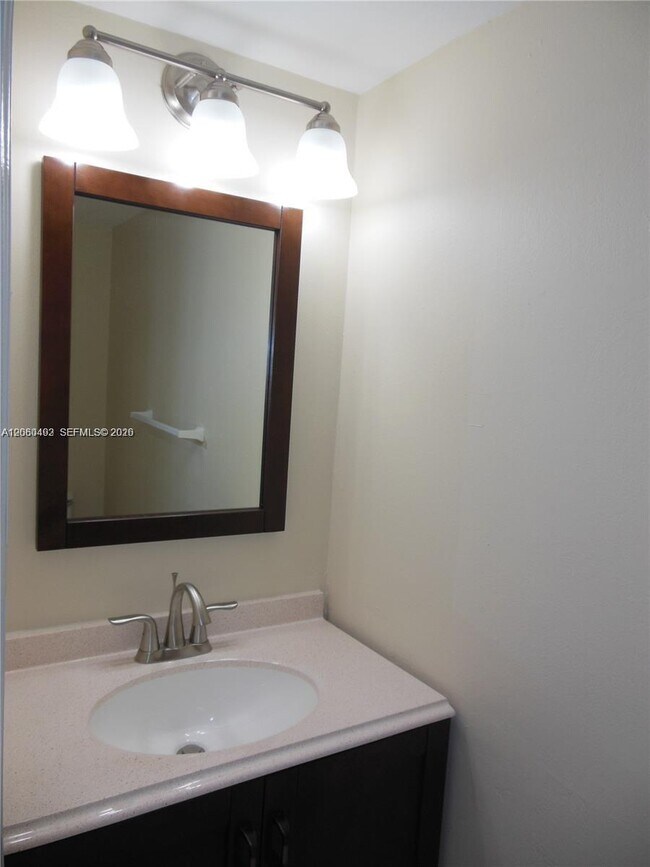 Foto del edificio - 1350 W 53rd St