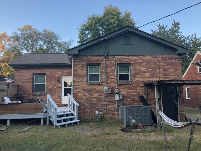 Parte trasera de la casa: la puerta debajo del toldo es la puerta del sótano para el almacenamiento de la Unidad A - 405 Patterson Street