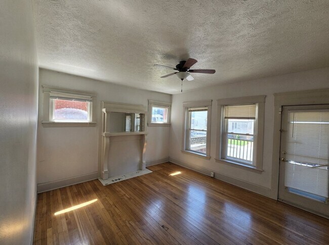 Foto del edificio - 1421 W 84th St