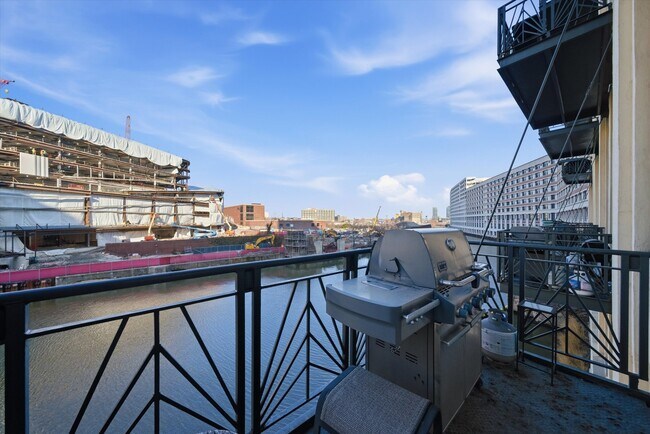 Building Photo - 758 N Larrabee St