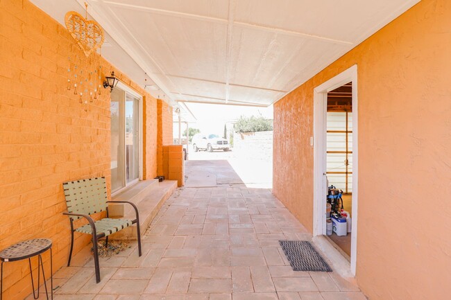 Building Photo - Roomy 3 Bedroom Home with Two Living Spaces