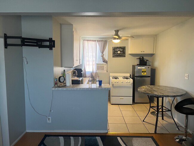 Foto del edificio - 1133 N Genesee Ave