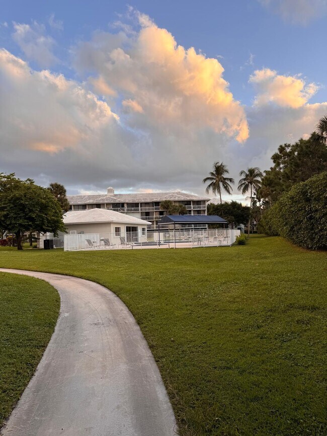 Foto del edificio - 3507 Village Blvd