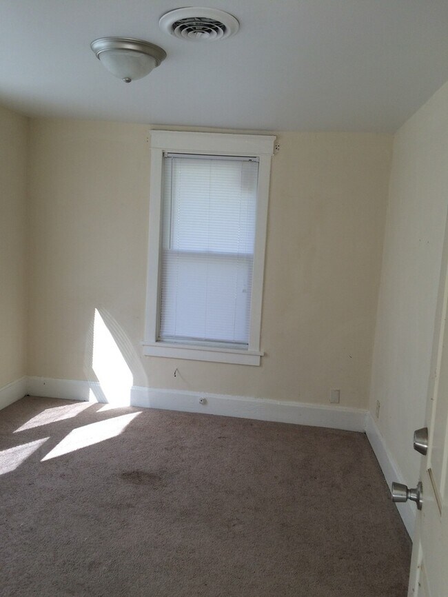 Building Photo - Cute 2 Bedroom 2 Bath by KU Med