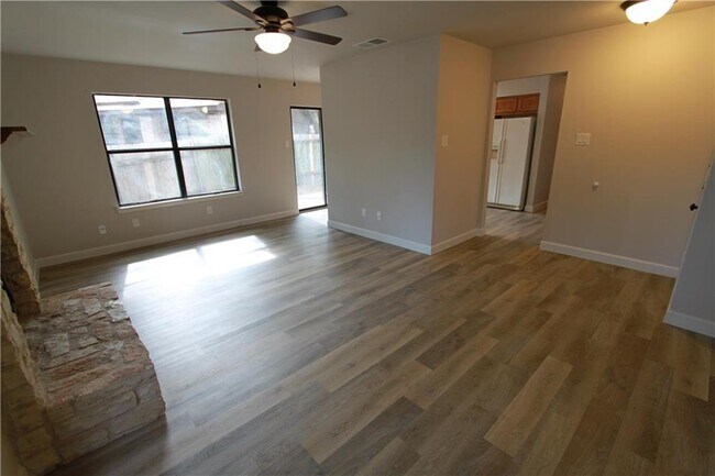 Foto del edificio - 6505 Columbia Oaks Ct