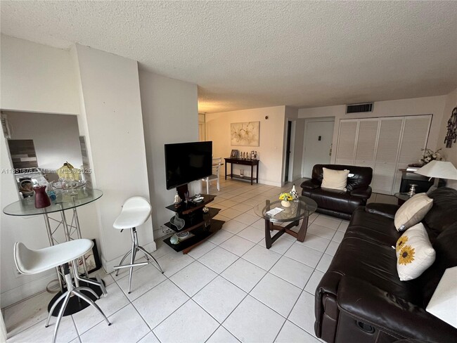 Foto del edificio - 16909 N Bay Rd