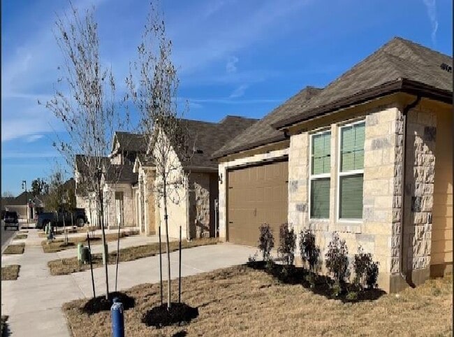 Building Photo - 125 Sun Grv Trl