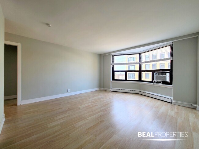 Building Photo - 443 W Wellington Ave