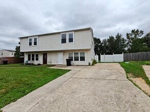 Building Photo - 60 Farmhouse Rd