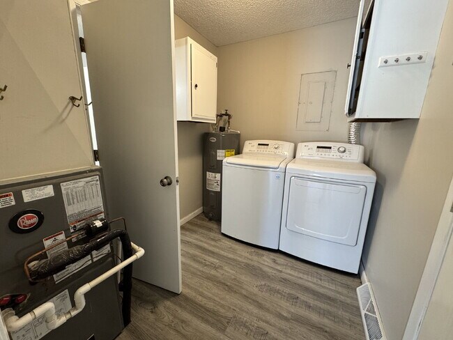 Foto del edificio - Home Sweet Home — 3 Bedroom with 2-Car Garage