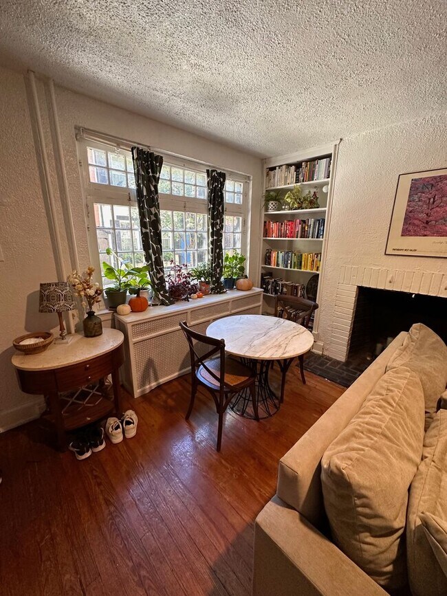 Foto del edificio - Beautiful Old World 2 Bed + Den Townhouse ...
