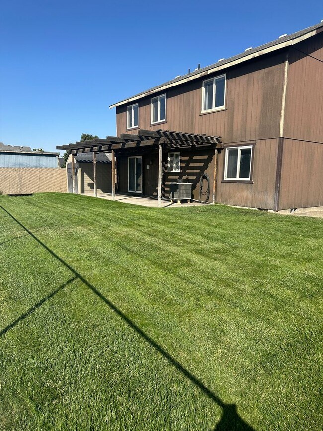 Building Photo - Large Well Maintained Home in Quiet Neighb...