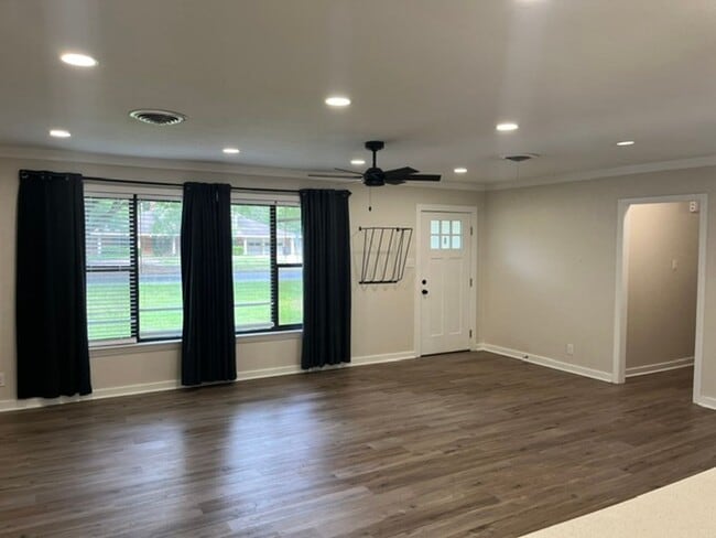 Building Photo - 375 Sherwood Forest Blvd