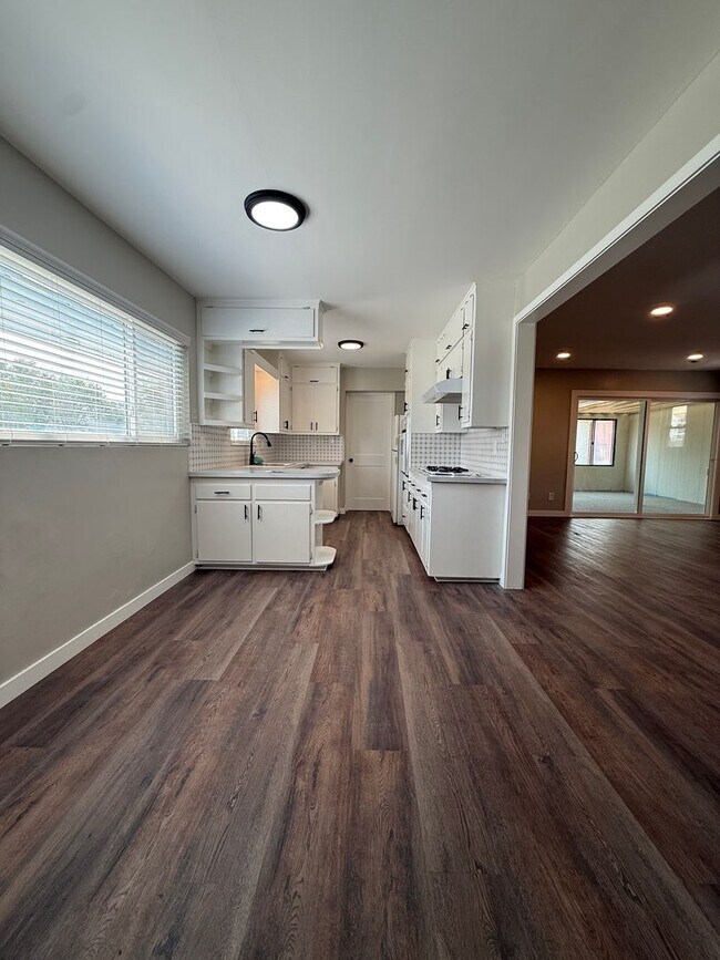Building Photo - Centrally Located Single Story Updated Home