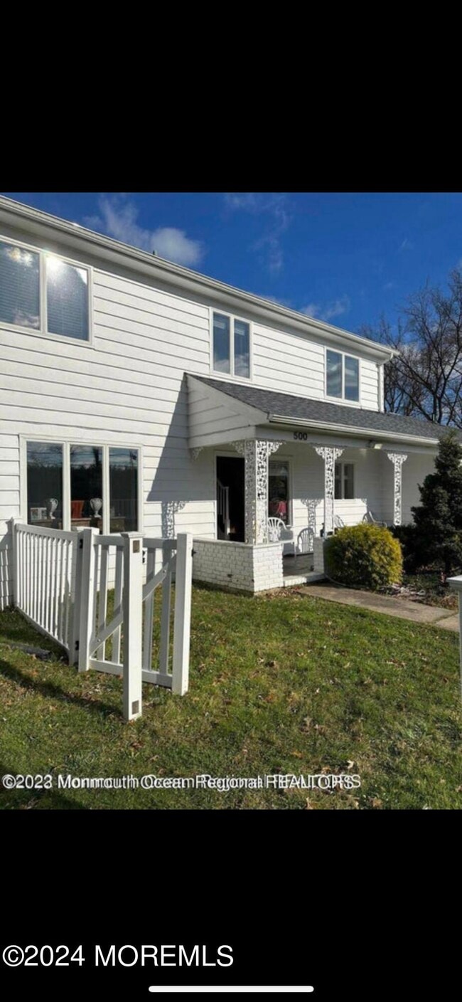 Building Photo - 500 Roseld Ave