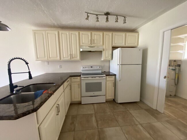Foto del edificio - 11255 Pendleton Ave