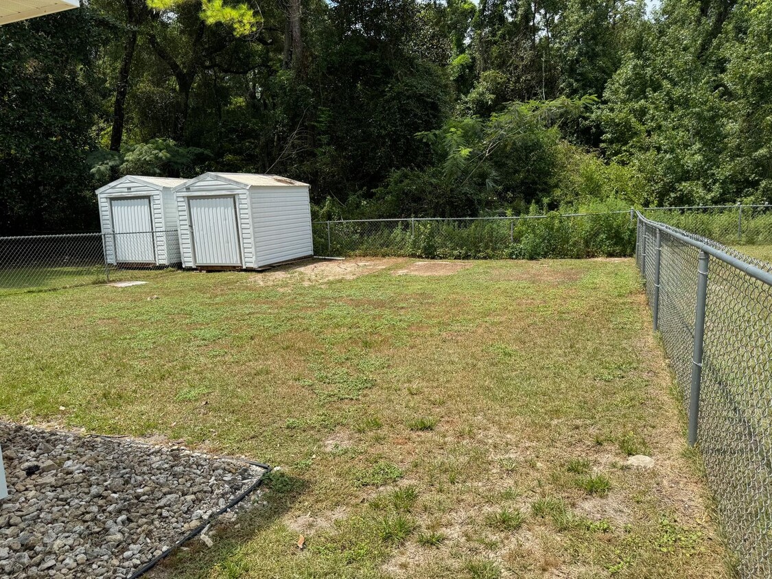 Building Photo - Conveniently Located Duplex in Crawfordville