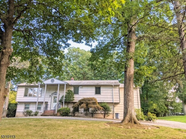 Foto del edificio - 15 Thurston Dr