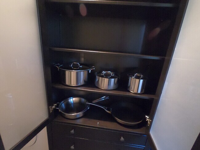 Las sartenes y cazuelas de estilo profesional proporcionan una distribución uniforme del calor. - 4716 W 36th Ave