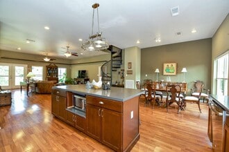 Building Photo - 226 Valmar