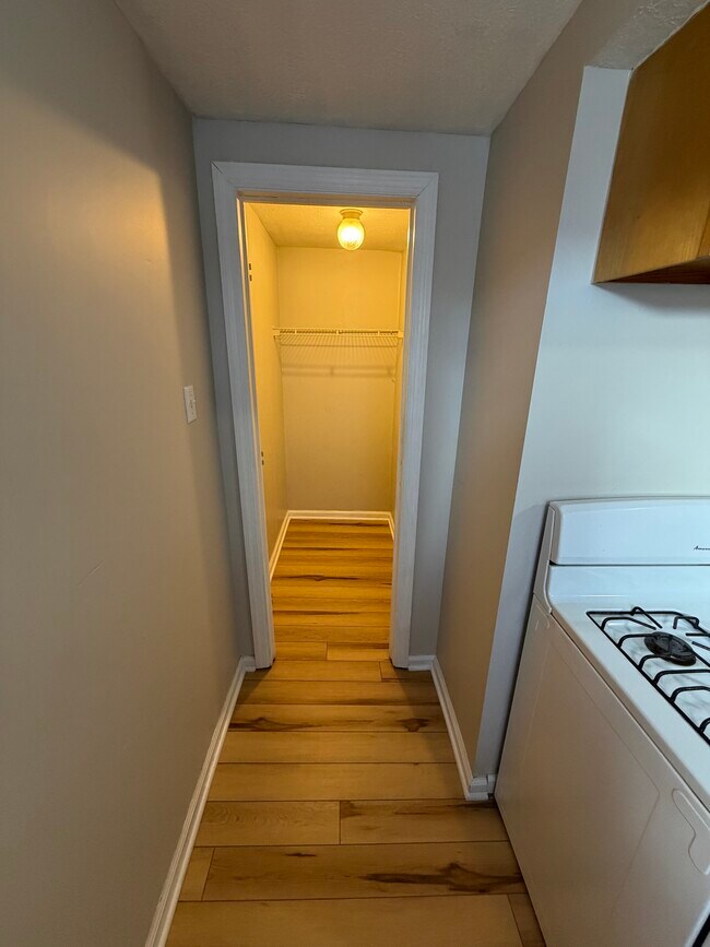 Despensa/Armario - 618 Maplewood Ave